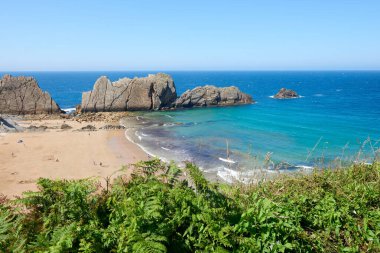 Kuzey İspanya 'da güzel bir panoramik plaj manzarası.