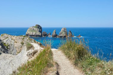 Kuzey İspanya 'daki kayalıklardaki tuhaf kaya oluşumlarının güzel bir manzarası..