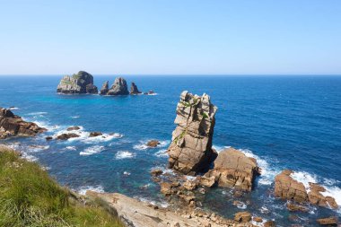 Turkuaz mavi sularla çevrili güzel bir uçurum manzarası..