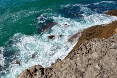 Turkuaz mavisi turkuaz deniz ile dik uçurumlar