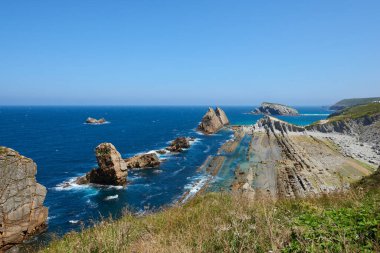 Turkuaz mavi denizi ve güzel mavi gökyüzü olan tuhaf kaya oluşumları..