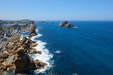 Kuzey İspanya 'daki kayalıklardaki tuhaf kaya oluşumlarının güzel bir manzarası..