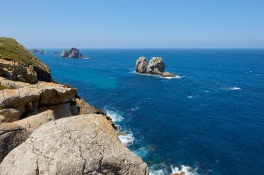 Turkuaz mavi denizi ve güzel mavi gökyüzü olan tuhaf kaya oluşumları..