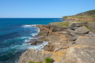Turkuaz mavisi turkuaz deniz ile dik uçurumlar