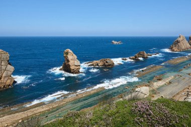 Turkuaz mavi denizi ve güzel mavi gökyüzü olan tuhaf kaya oluşumları..