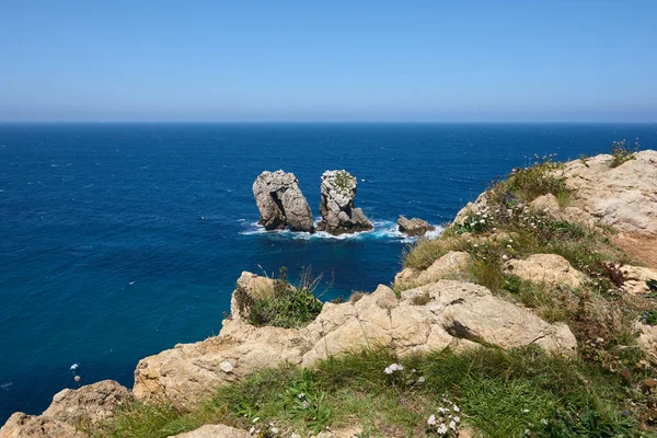 Примхливі Скельні Утворення Бірюзово Блакитним Морем Красивим Блакитним Небом — стокове фото