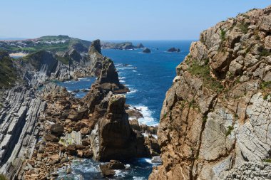 Kuzey İspanya 'daki kayalıklardaki tuhaf kaya oluşumlarının güzel bir manzarası..