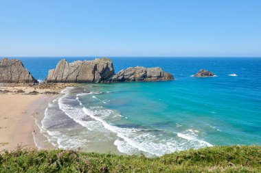 Kuzey İspanya 'da güzel bir panoramik plaj manzarası.