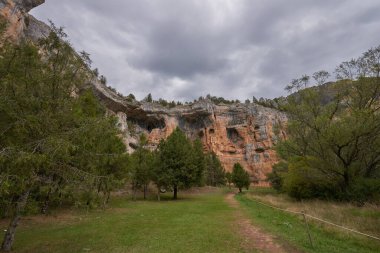 İspanya, Soria 'daki Lobos Nehri' nin yol açtığı etkileyici bir kaya oluşumu..