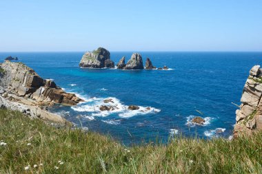 Kuzey İspanya 'daki kayalıklardaki tuhaf kaya oluşumlarının güzel bir manzarası..