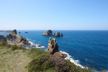 Turkuaz mavi sularla çevrili güzel bir uçurum manzarası..