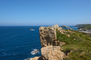 Turkuaz mavi denizi ve güzel mavi gökyüzü olan tuhaf kaya oluşumları..