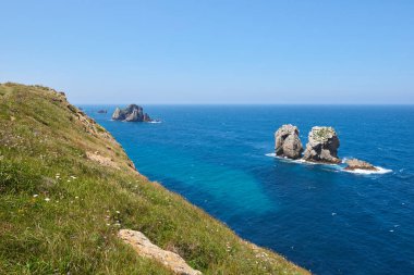 Turkuaz mavi denizi ve güzel mavi gökyüzü olan tuhaf kaya oluşumları..