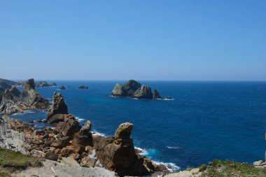 Kuzey İspanya 'daki kayalıklardaki tuhaf kaya oluşumlarının güzel bir manzarası..