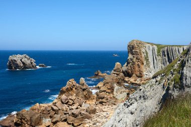 Kuzey İspanya 'daki kayalıklardaki tuhaf kaya oluşumlarının güzel bir manzarası..