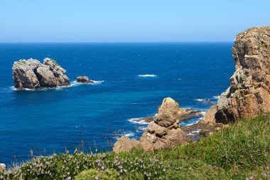Kuzey İspanya 'daki kayalıklardaki tuhaf kaya oluşumlarının güzel bir manzarası..