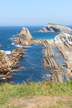 Turkuaz mavi sularla çevrili güzel bir uçurum manzarası..