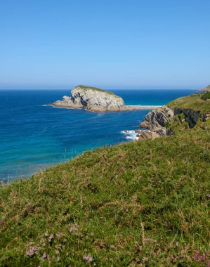 Turkuaz mavi sularla çevrili güzel bir uçurum manzarası..
