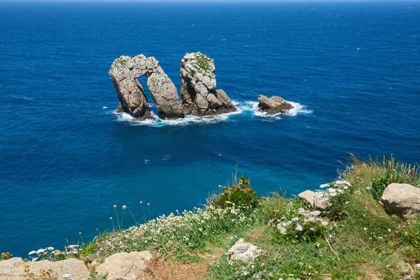 Примхливі Скельні Утворення Бірюзово Блакитним Морем Красивим Блакитним Небом — стокове фото