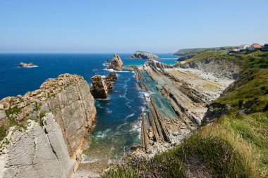 Turkuaz mavi denizi ve güzel mavi gökyüzü olan tuhaf kaya oluşumları..