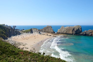 Kuzey İspanya 'da güzel bir panoramik plaj manzarası.