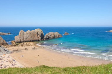 Kuzey İspanya 'da güzel bir panoramik plaj manzarası.