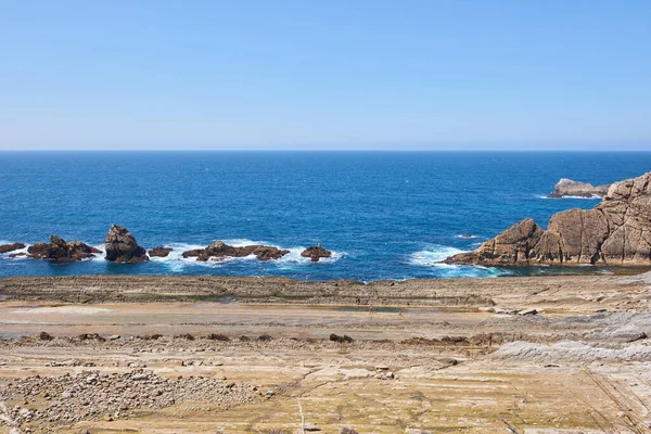 Turkuaz mavi sularla çevrili güzel bir uçurum manzarası..