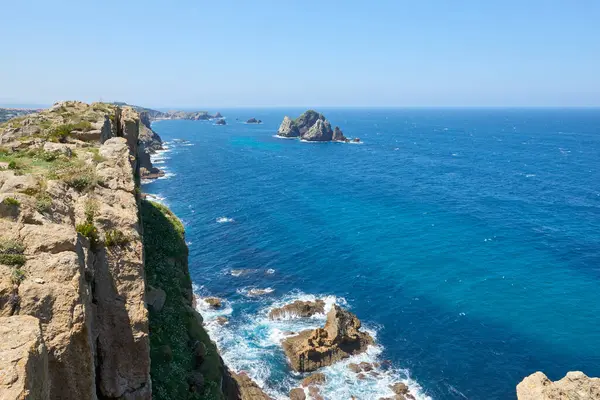 Turkuaz mavi denizi ve güzel mavi gökyüzü olan tuhaf kaya oluşumları..