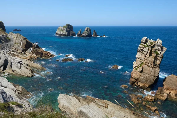 Kuzey İspanya 'daki kayalıklardaki tuhaf kaya oluşumlarının güzel bir manzarası..