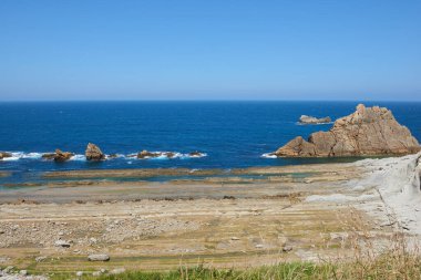 Turkuaz mavi denizi ve güzel mavi gökyüzü olan tuhaf kaya oluşumları..