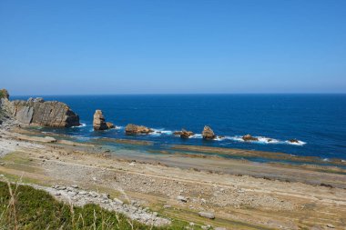 Turkuaz mavi denizi ve güzel mavi gökyüzü olan tuhaf kaya oluşumları..