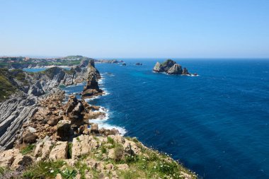 Kuzey İspanya 'daki kayalıklardaki tuhaf kaya oluşumlarının güzel bir manzarası..