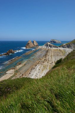 Turkuaz mavi denizi ve güzel mavi gökyüzü olan tuhaf kaya oluşumları..