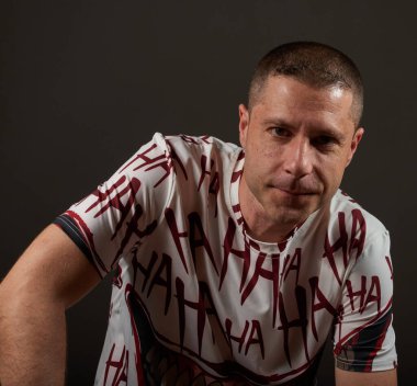 Stüdyoda poz veren genç bir erkek model.