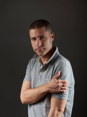 Fotoğraf stüdyosunda poz veren genç bir adam.