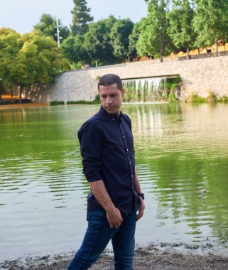 Rahat poz veren kot giyen genç bir manken..