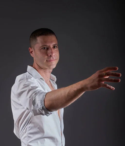 Przystojny Młody Mężczyzna Białej Koszuli Tańczący Flamenco — Zdjęcie stockowe