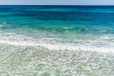 Kasbah duvarı ve eski limanlarda resimli evler olan liman manzarası. Bizerte . Tunus 