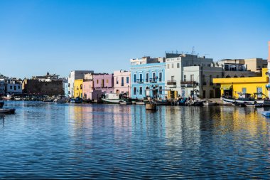 Kasbah duvarı ve eski limanlarda resimli evler olan liman manzarası. Bizerte . Tunus 