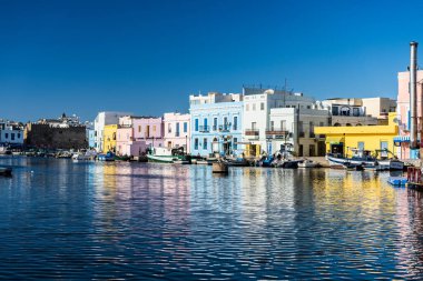 Kasbah duvarı ve eski limanlarda resimli evler olan liman manzarası. Bizerte . Tunus 