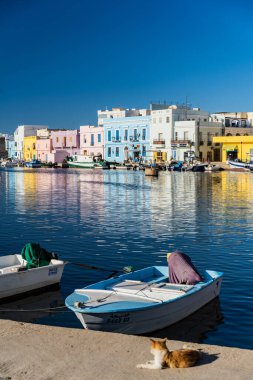 Kasbah duvarı ve eski limanlarda resimli evler olan liman manzarası. Bizerte . Tunus 