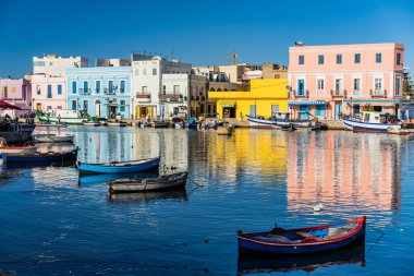 Kasbah duvarı ve eski limanlarda resimli evler olan liman manzarası. Bizerte . Tunus 