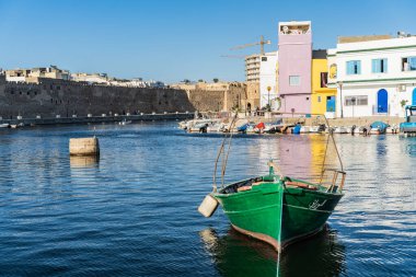 Kasbah duvarı ve eski limanlarda resimli evler olan liman manzarası. Bizerte . Tunus 