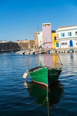Kasbah duvarı ve eski limanlarda resimli evler olan liman manzarası. Bizerte . Tunus 