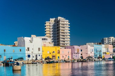 Kasbah duvarı ve eski limanlarda resimli evler olan liman manzarası. Bizerte . Tunus 