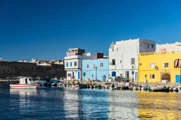 Kasbah duvarı ve eski limanlarda resimli evler olan liman manzarası. Bizerte . Tunus 