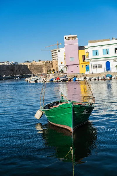 Kasbah duvarı ve eski limanlarda resimli evler olan liman manzarası. Bizerte . Tunus 
