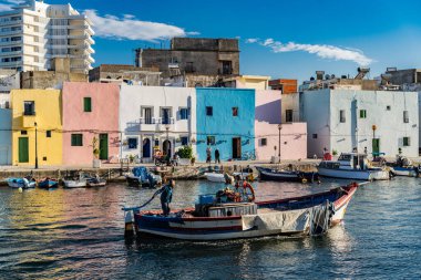 Kasbah duvarı ve eski limanlarda resimli evler olan liman manzarası. Bizerte . Tunus 