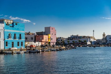 Kasbah duvarı ve eski limanlarda resimli evler olan liman manzarası. Bizerte . Tunus 