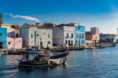 Kasbah duvarı ve eski limanlarda resimli evler olan liman manzarası. Bizerte . Tunus 